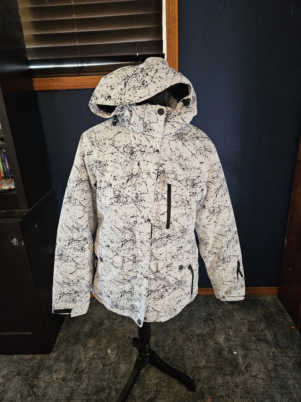 Arctic Queen womens White Splatter Ski Jacket with Hood